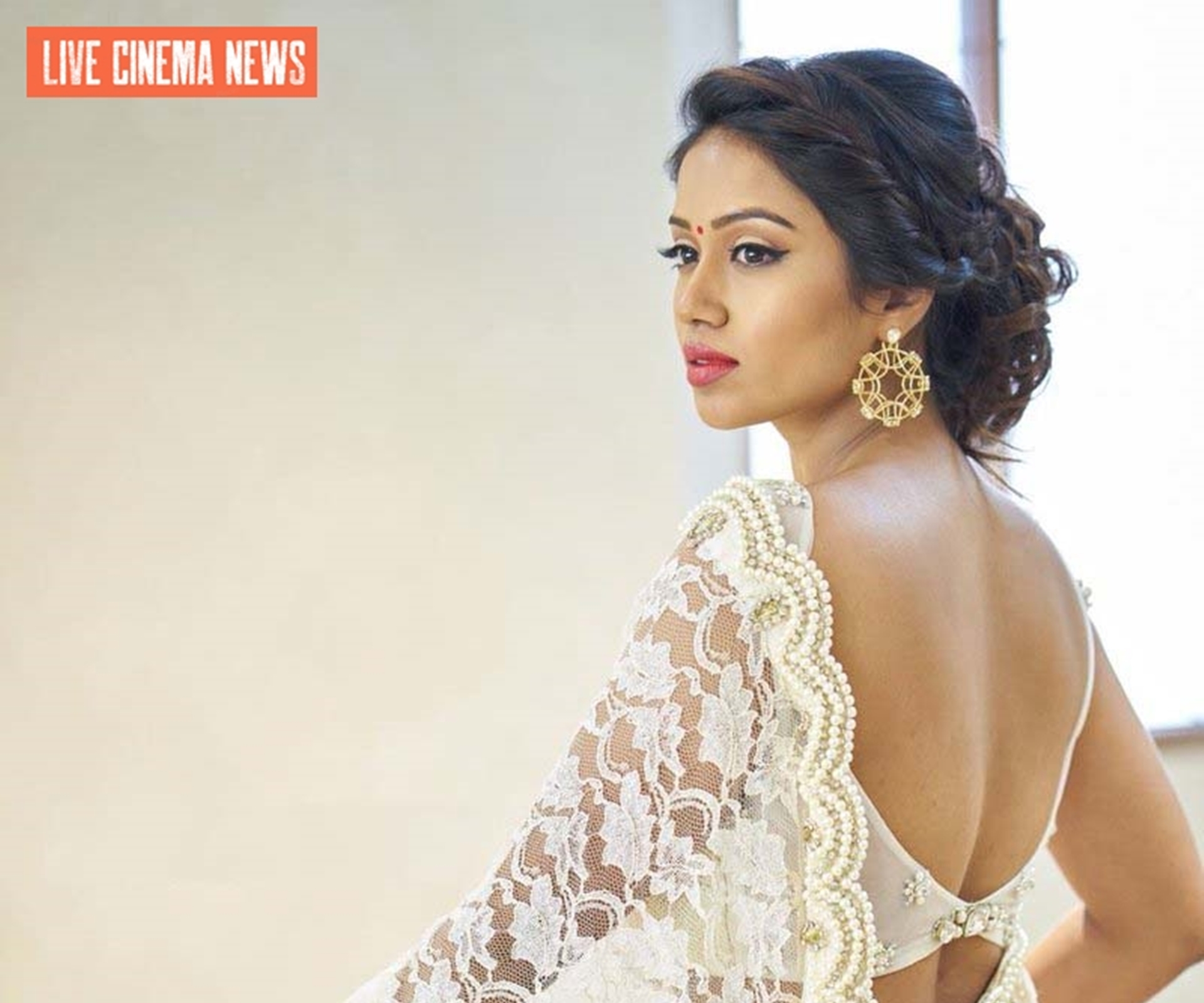 Tamil actress nivetha pethuraj latest saree photoshoot