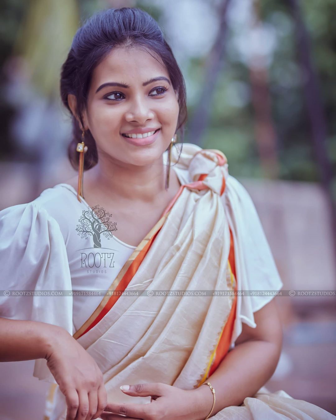 dhivya dhuraisamy homely saree photos (4)