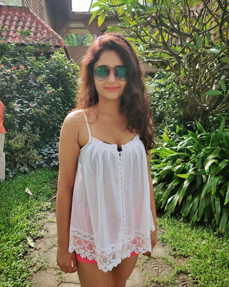 Actress Poonam Bajwa Instagram HD Photos (21)