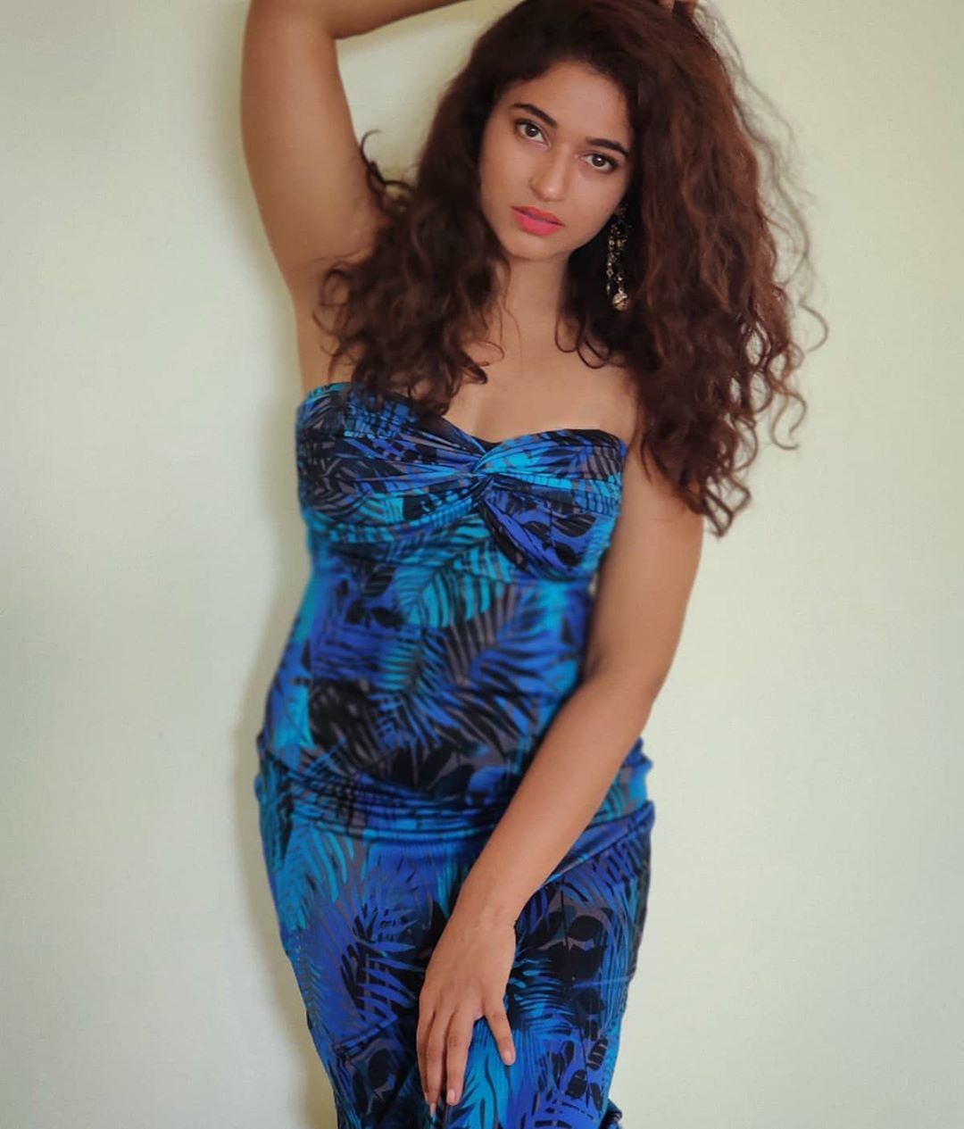 Actress Poonam Bajwa Instagram HD Photos (3)