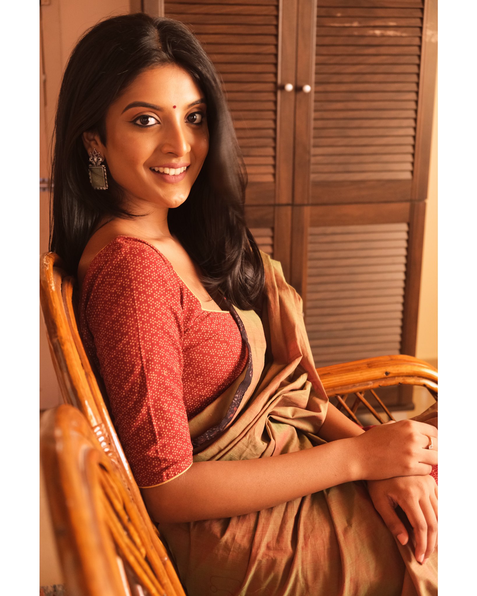 Tamil Actress Nivedhithaa Sathish New Photos (8)